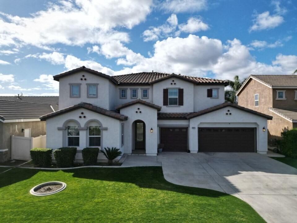 10317 Titanium St in Bakersfield, CA - Foto de edificio