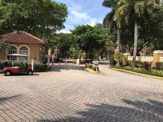 2071 Renaissance Blvd in Miramar, FL - Foto de edificio - Building Photo