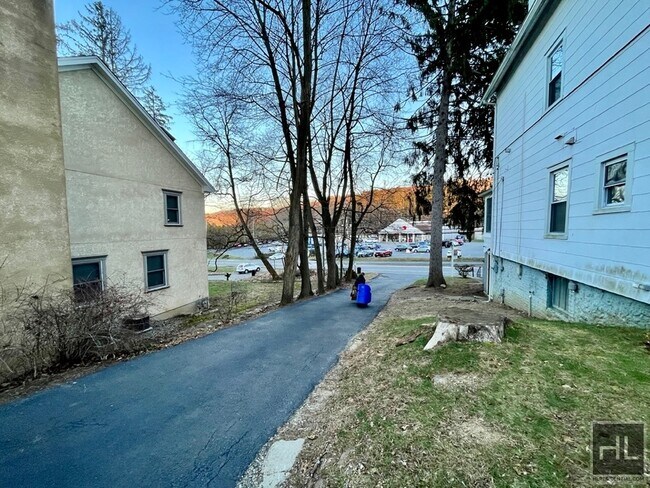 2006 Albany Post Rd-Unit -0 in Croton-on-Hudson, NY - Building Photo - Building Photo