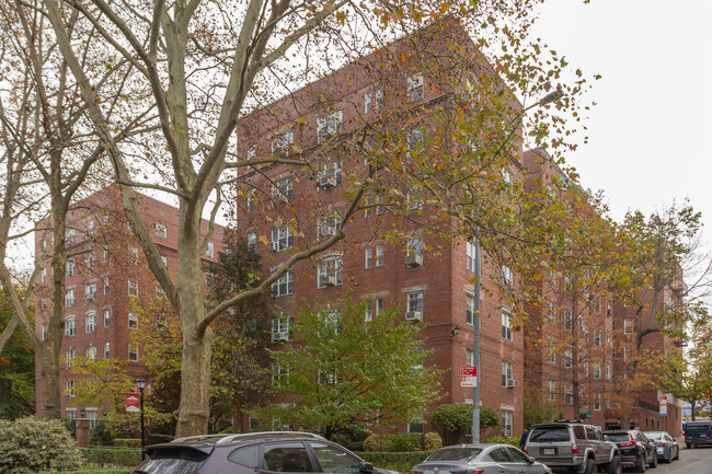 11601-11625 Queens Blvd in Forest Hills, NY - Foto de edificio - Primary Photo