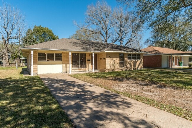 1706 Colby Dr in Baytown, TX - Building Photo - Building Photo