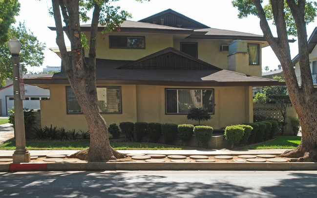 240 Oakland Ave in Pasadena, CA - Foto de edificio - Building Photo