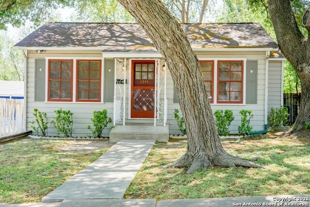 1244 Bailey Ave in San Antonio, TX - Building Photo