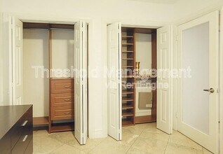 150 SW 10th St in Miami, FL - Building Photo - Building Photo