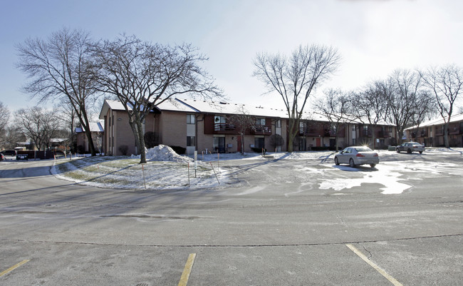 Market Square Apartments in Menomonee Falls, WI - Foto de edificio - Building Photo