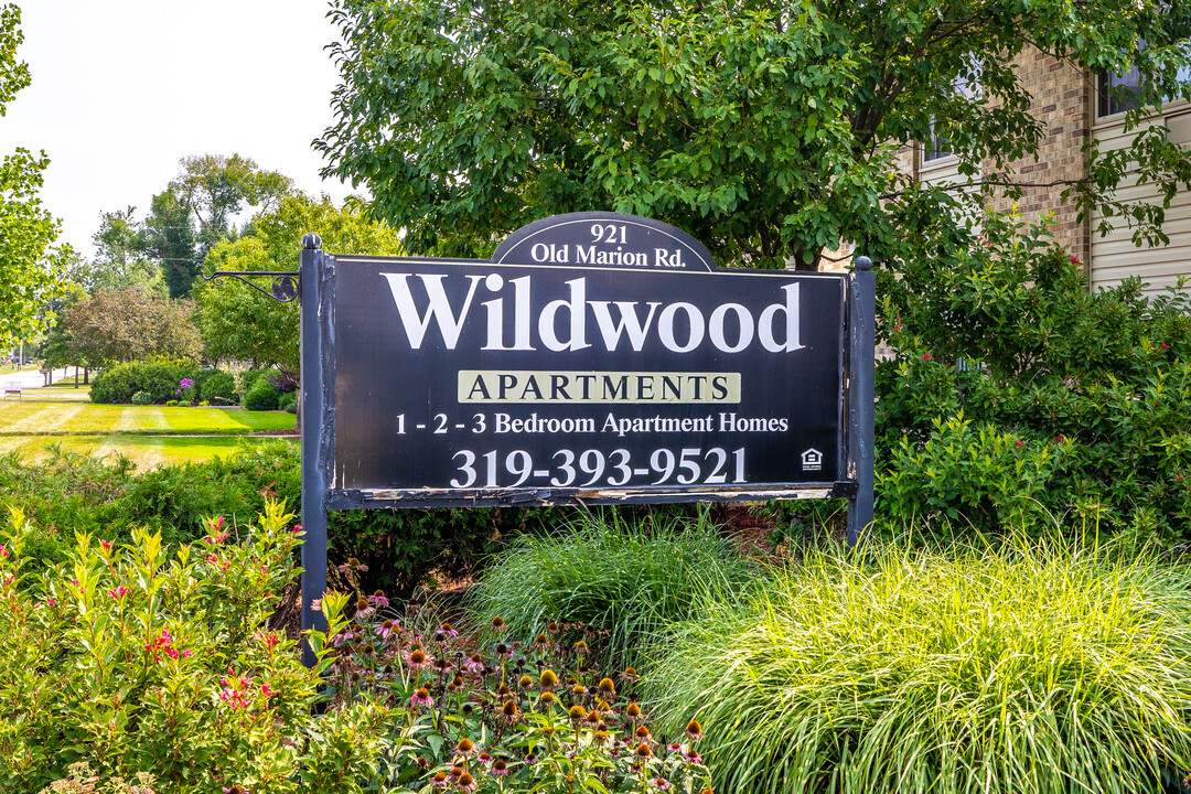 Wildwood Pool Apartments in Cedar Rapids, IA - Building Photo