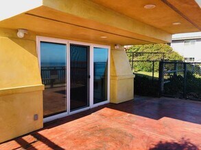 6693 Del Playa Dr in Isla Vista, CA - Building Photo - Building Photo