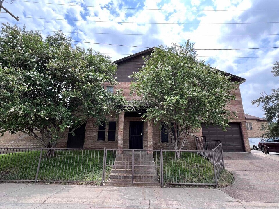 207 Martingale in Laredo, TX - Building Photo