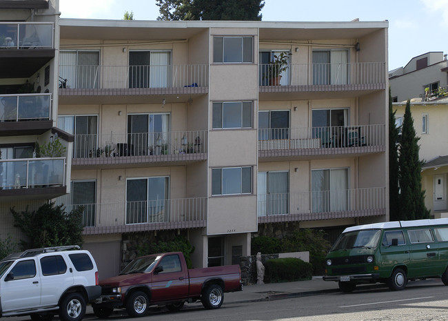 Lakeshore Apartments in Oakland, CA - Building Photo - Building Photo