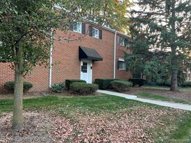 754 E Fox Hills Dr in Bloomfield Hills, MI - Building Photo