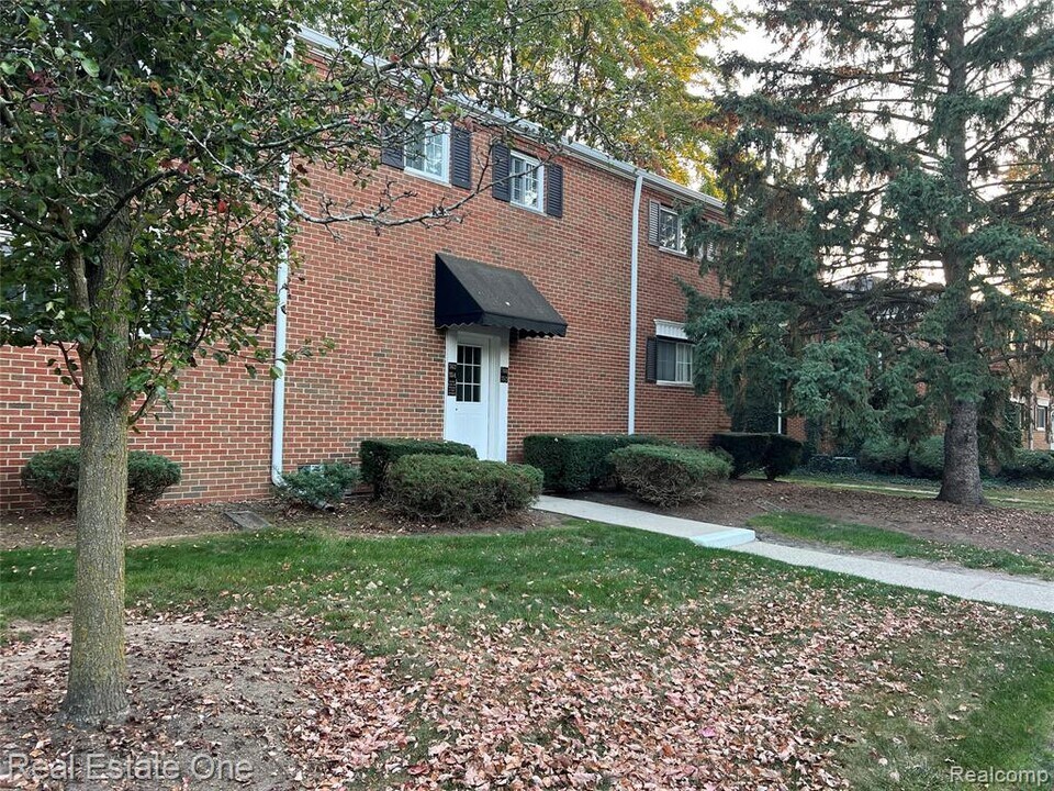754 E Fox Hills Dr in Bloomfield Hills, MI - Building Photo