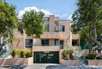 420 W Elmwood Ave in Burbank, CA - Building Photo - Primary Photo