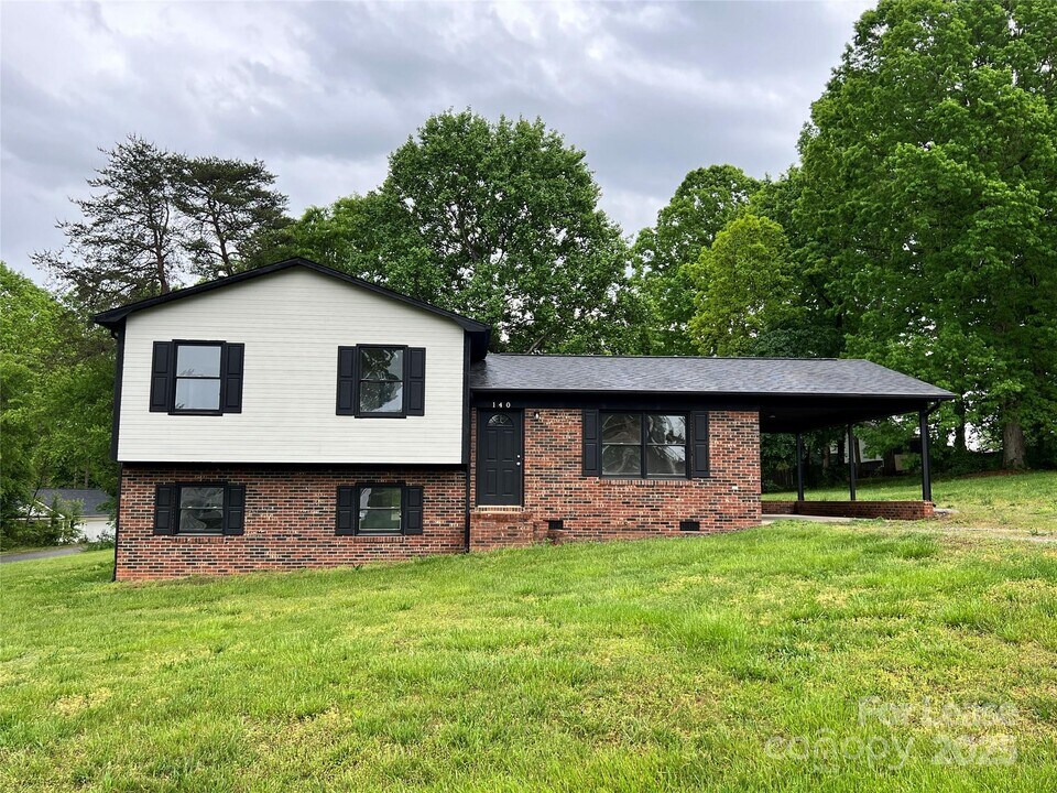 140 Brookhollow Dr in Statesville, NC - Building Photo
