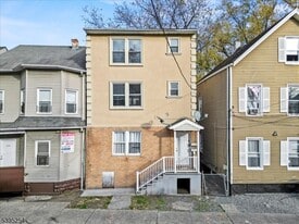 132 E Main St in Paterson, NJ - Building Photo