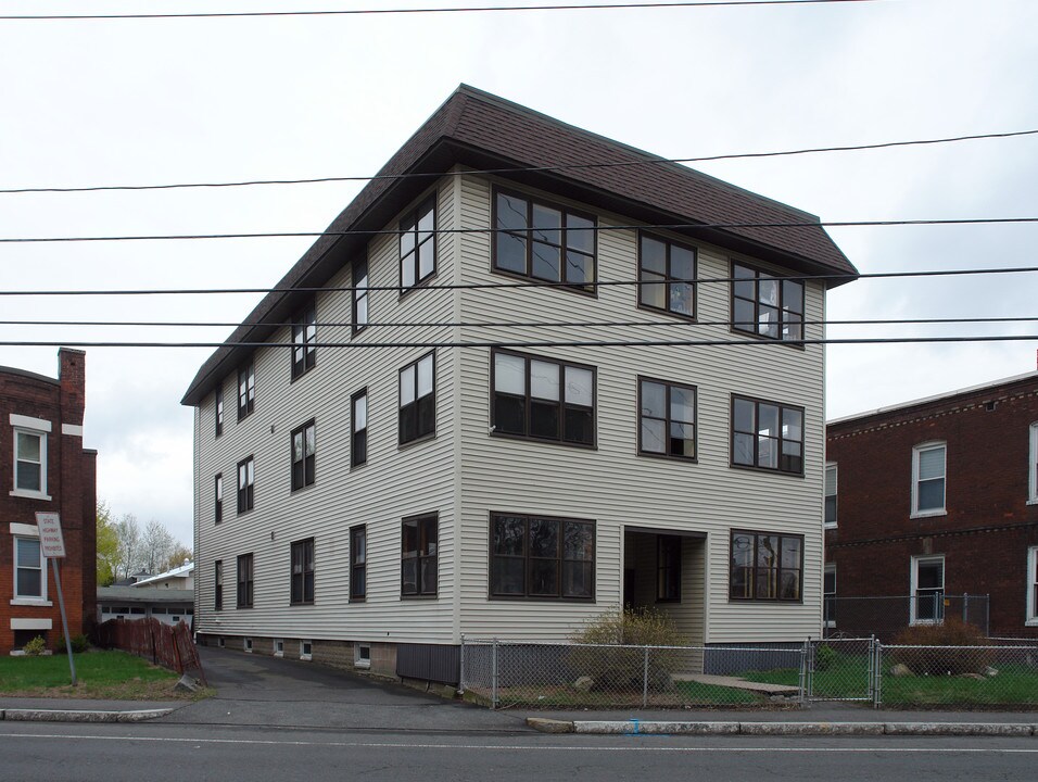 597 Chicopee St in Chicopee, MA - Foto de edificio