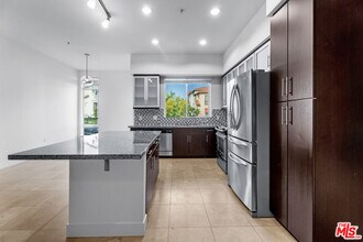 12920 W Runway Rd in Los Angeles, CA - Building Photo - Building Photo