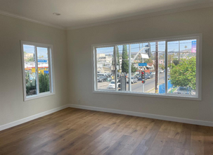 5072 Fountain Ave in Los Angeles, CA - Building Photo - Interior Photo