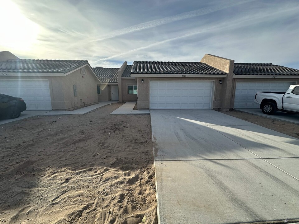 7349 E 37th St in Yuma, AZ - Building Photo