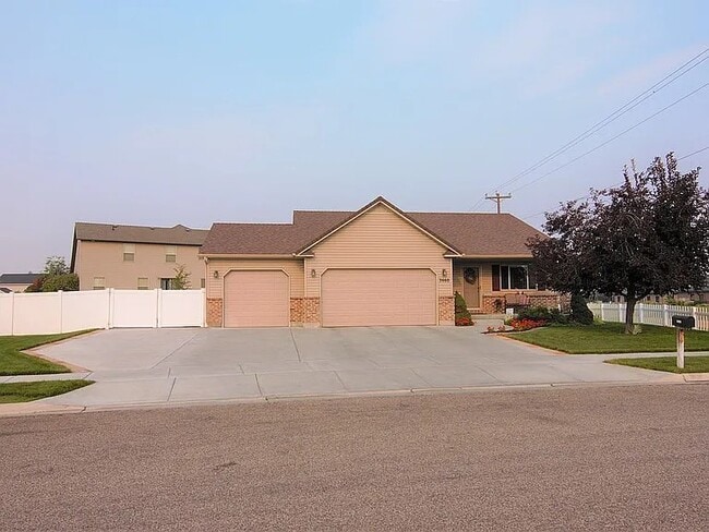 3660 Merlin Dr in Idaho Falls, ID - Building Photo - Building Photo