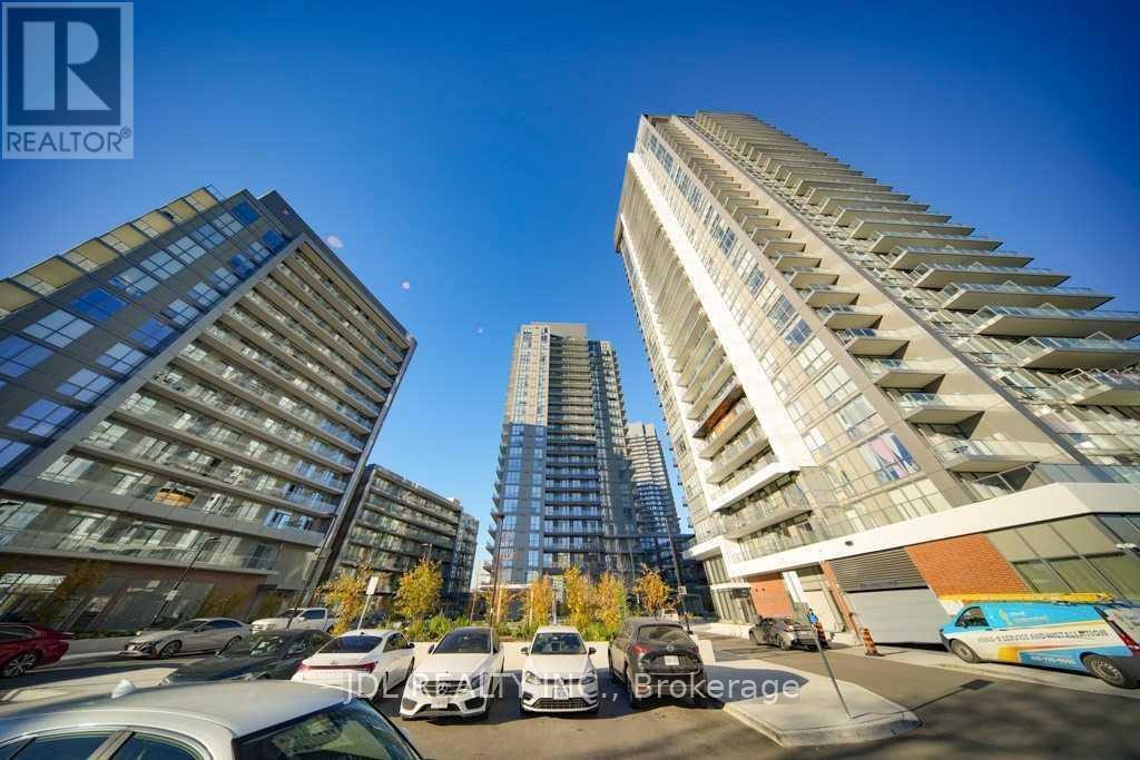 36 Forest Manor Rd in Toronto, ON - Building Photo