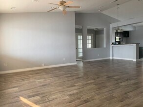 5407 Cove Ct in Bakersfield, CA - Foto de edificio - Building Photo