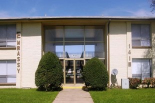 Embassy Apartments in Irving, TX - Foto de edificio - Building Photo