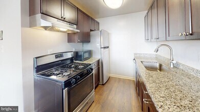 4600 Duke St, Unit 1518 in Alexandria, VA - Foto de edificio - Building Photo