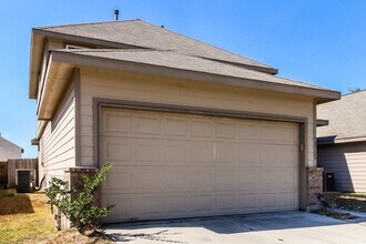 10323 Leafy Autumn Path in Houston, TX - Building Photo - Building Photo