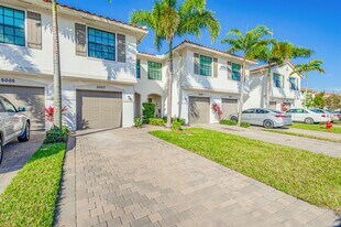 5007 Woods Edge Cir in Riviera Beach, FL - Building Photo
