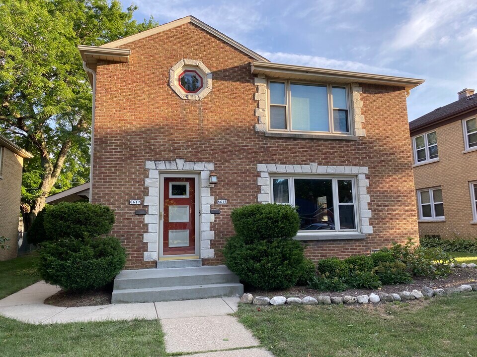 8615 W Burleigh St in Milwaukee, WI - Foto de edificio