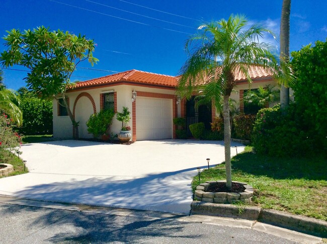 1035 Soelca Dr in West Palm Beach, FL - Building Photo - Building Photo
