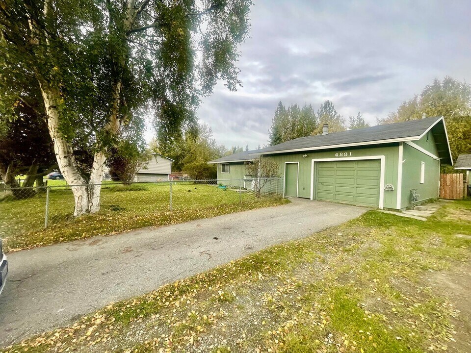 4881 E Rhubarb Cir in Palmer, AK - Building Photo