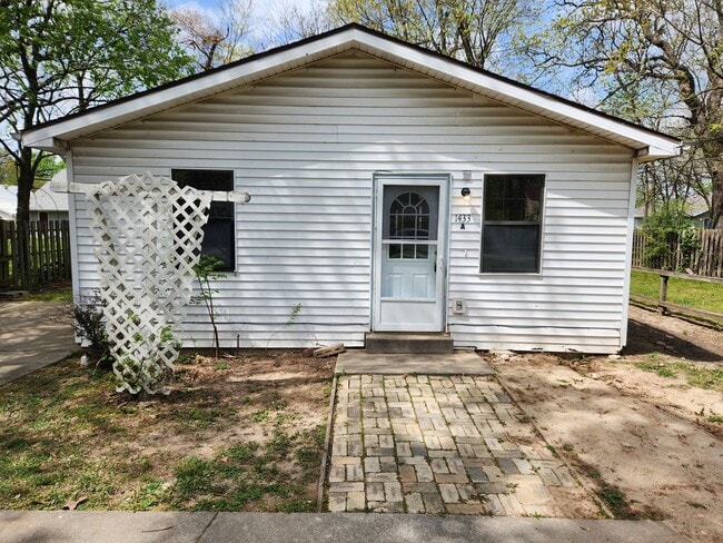 1433 N Brown Ave in Springfield, MO - Foto de edificio - Building Photo