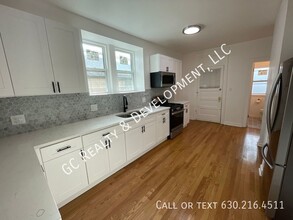 7512 N Claremont Ave-Unit -Unit 2 in Chicago, IL - Foto de edificio - Building Photo