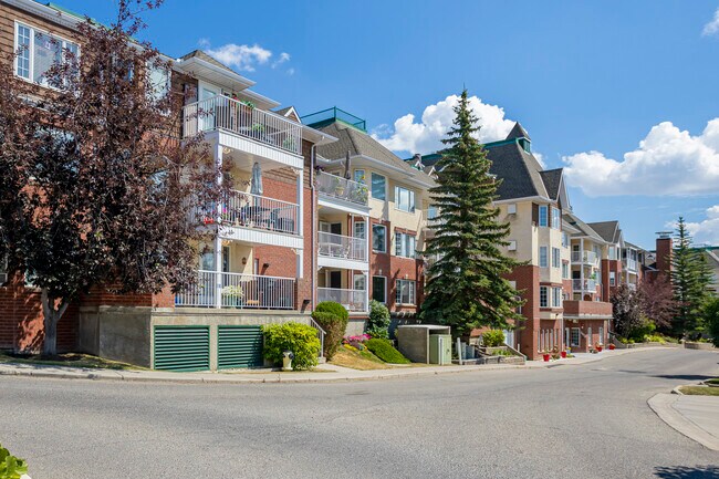 101-2207 Sienna Park Grn SW in Calgary, AB - Building Photo - Building Photo