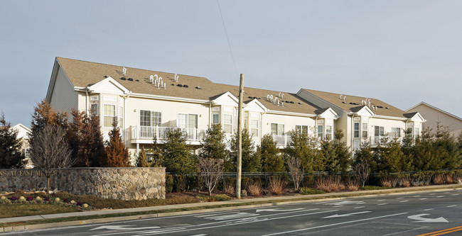 Seasons at East Meadow in East Meadow, NY - Foto de edificio - Building Photo