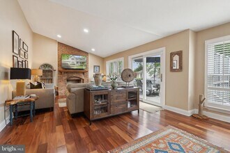 10719 Sugar Meadow Dr in Great Falls, VA - Building Photo - Building Photo