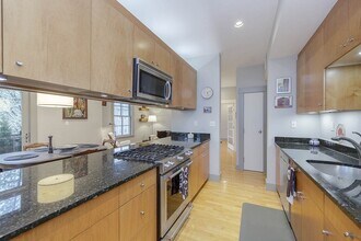 400 Washington St, Unit 204 in Somerville, MA - Building Photo - Building Photo