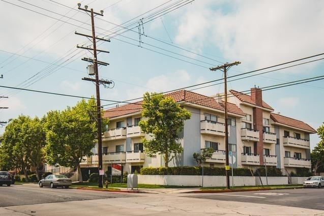 Magnolia Gardens in Sherman Oaks, CA - Building Photo