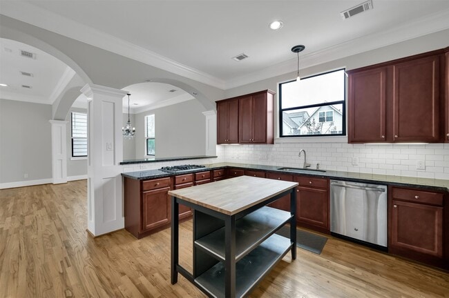 property at 910 W 20th St