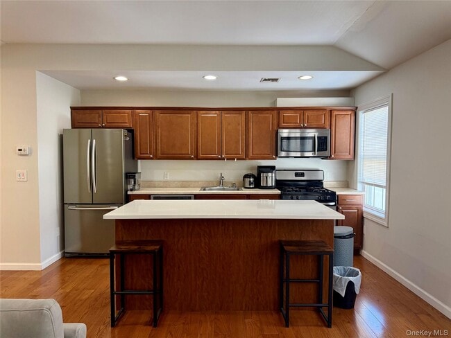 38 Manorhaven Blvd in Port Washington, NY - Building Photo - Building Photo