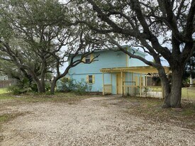 1516 S Ann St in Rockport, TX - Building Photo