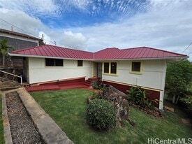 3825 Pukalani Pl in Honolulu, HI - Building Photo