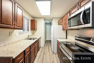 2 S Macon Ct in Aurora, CO - Building Photo - Building Photo