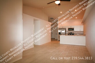 1313 SE 8th Pl in Cape Coral, FL - Foto de edificio - Building Photo