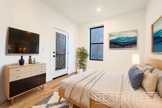 Modern Renovated 2BR with Skylight & Private Balcony in Prime Crown Heights in Brooklyn, NY - Foto de edificio - Building Photo