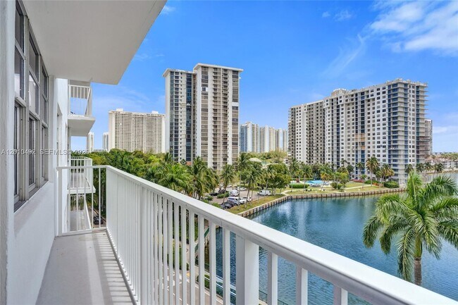 2851 NE 183rd St in Aventura, FL - Building Photo - Building Photo