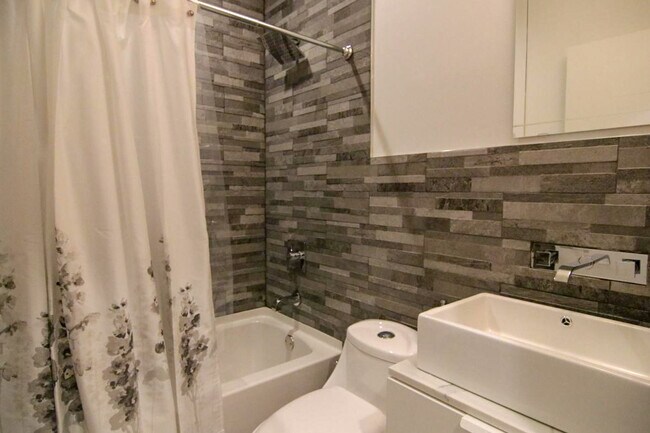 433 N 35th St, Unit 1F in Philadelphia, PA - Building Photo - Building Photo