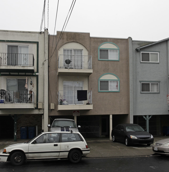 686 Sylvan St in Daly City, CA - Building Photo