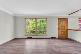 3460 Hetzel Dr in Parma, OH - Foto de edificio - Building Photo